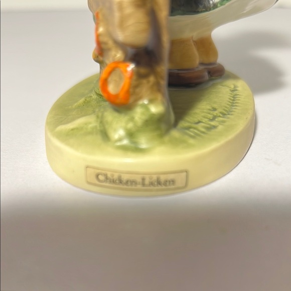 Charming Chicken-Licken Hummel Figurine with Basket and Fence. GH116 - Picture 4 of 6